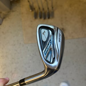 Like New, Men’s Mizuno JPX 800 Iron set, 4-PW. Shaft: Gold Series 95