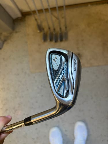 Like New, Men’s Mizuno JPX 800 Iron set, 4-PW. Shaft: Gold Series 95