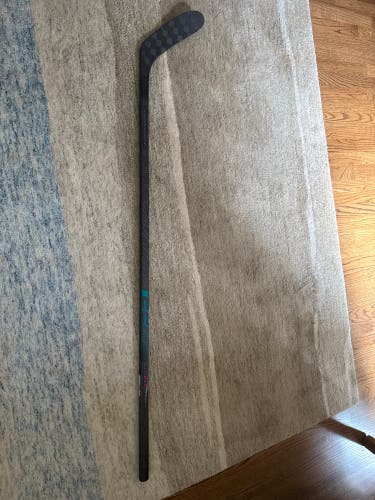 Junior CCM Vizion Right Handed Hockey Stick P28 50 Flex (Used)