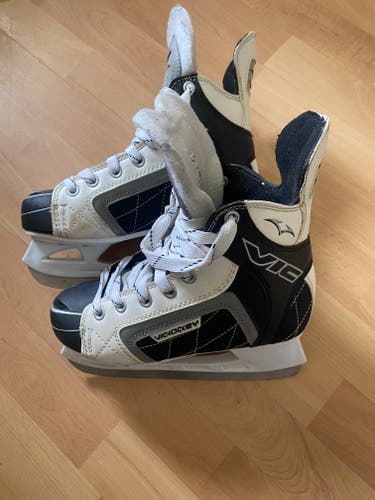 Vic Hockey Skates Size 5 (Used)