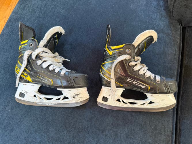2016 CCM Super Tacks Hockey Skates Regular Width Size 1.5 (Used)