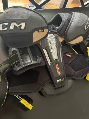Men's Small / Medium Senior CCM Tacks AS-V Shoulder Pads (Used)