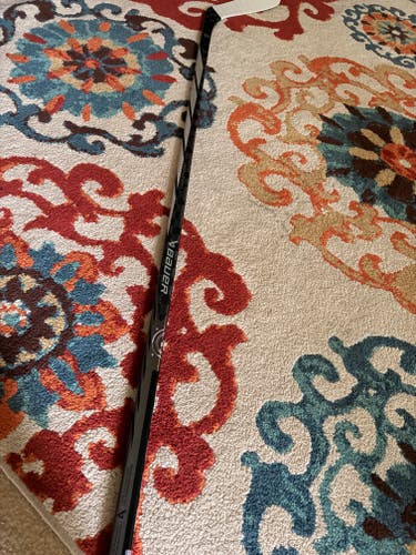 *READ DESCRIPTION * Senior Bauer Proto-R Right Handed Hockey Stick P92 70 Flex (Like New)