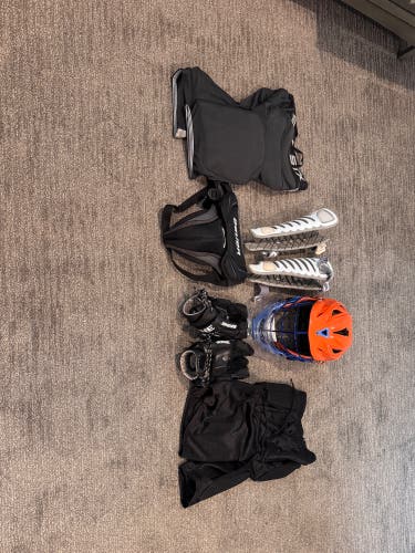 Complete goalie starter kid for youth player excluding the chest pad
