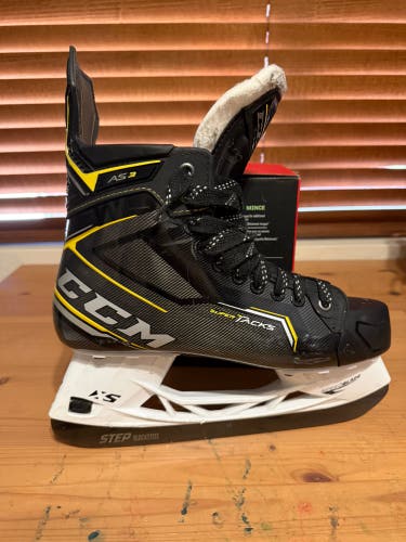 2020 CCM Super Tacks AS3 Hockey Skates Regular Width 9.5 (Used)