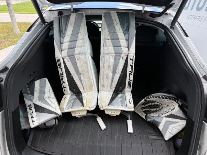 35 + 1.5" True Catalyst Px3 Regular Goalie Full Set (Used)