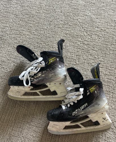 2024 Bauer Vapor Hyperlite 2 Hockey Skates 9.5 (Used)