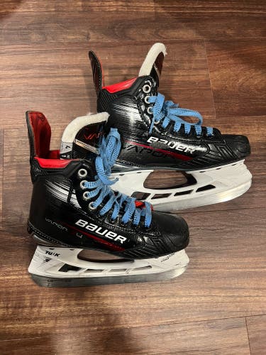 Black 2023 Bauer Vapor X4 Hockey Skates Size 4  fit 1 (Used)