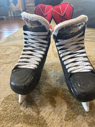 2023 Bauer Vapor X5 Pro Hockey Skates Size 5 (Used)