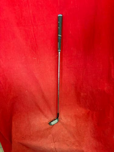 Golf Chipper: Men's Wilson Right Handed Hybrid (Used)