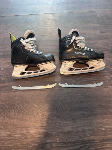 Bauer Supreme S29 Hockey Skates Regular Width Size 5.5 (Used)