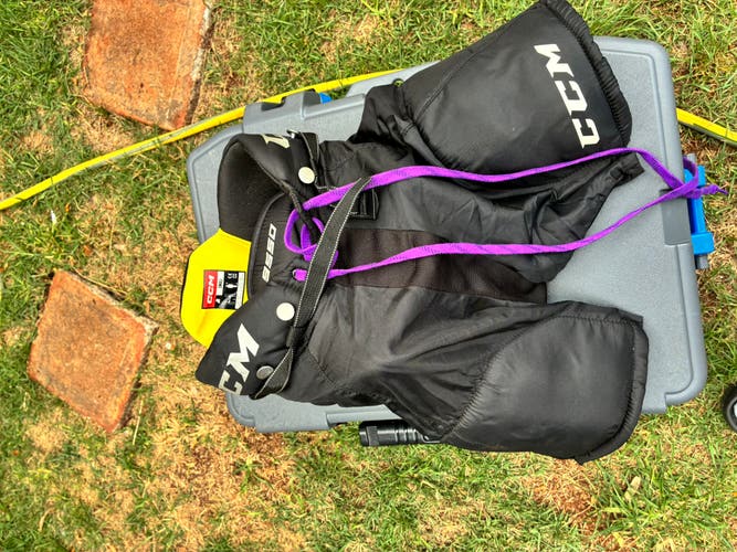 Junior Small CCM Tacks 9550 Hockey Pants (Used)