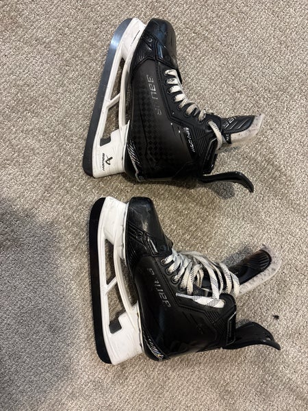 Black 2024 Bauer Supreme Shadow Hockey Skates Regular Width 8 (Used)