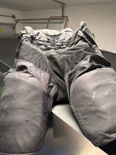 Senior XL Nike Quest Hockey Pants (Used)