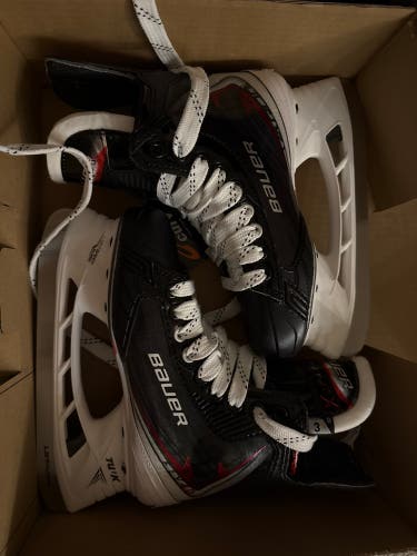 2025 Bauer Vapor Fly40 Hockey Skates Regular Width Size 3 (New)