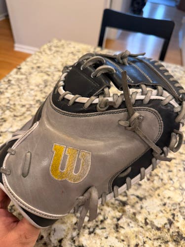 Wilson A2000 RH Catcher's Baseball Glove 33.5" (Used)