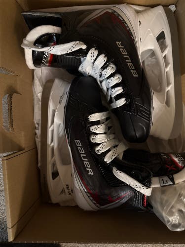 2025 Bauer Vapor Fly40 Hockey Skates Regular Width Size 1.5 (New)