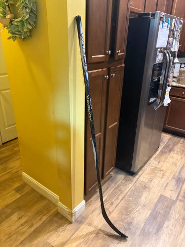Intermediate Bauer Vapor Flylite Right Handed Hockey Stick P28 70 Flex (New)