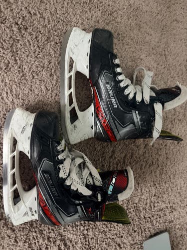 Black/Gray 2019 Bauer Vapor 2X Hockey Skates Regular Width Size 3.5 (Used)