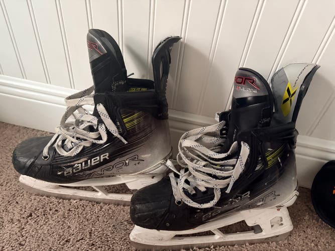 2023 Bauer Vapor Hyperlite 2 Hockey Skates Regular Width Pro Stock 6 (Used)