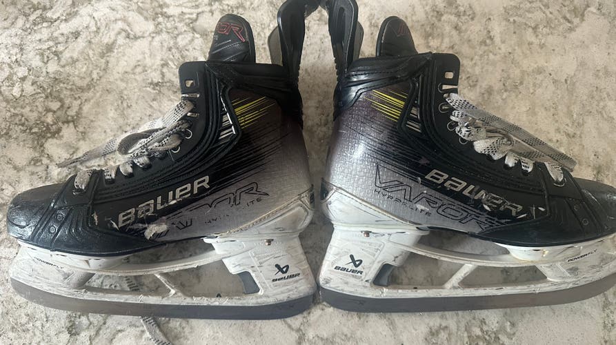 2023 Bauer Vapor Hyperlite 2 Hockey Skates Size 4 (Used)