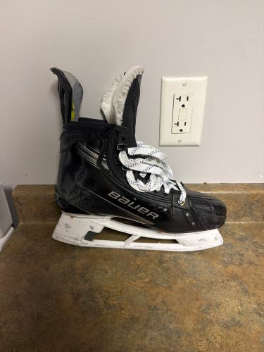 2023 Bauer Vapor Hyperlite 2 Hockey Skates Extra Wide Width 8.5 (Used)