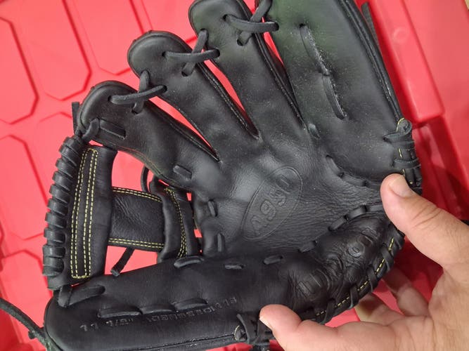 Black Wilson A950 RH Infield Baseball Glove 11.5" (Used)