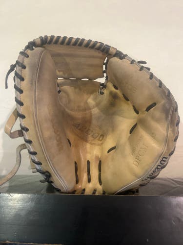 Wilson A2000 RH Catcher's Baseball Glove 33" (Used)