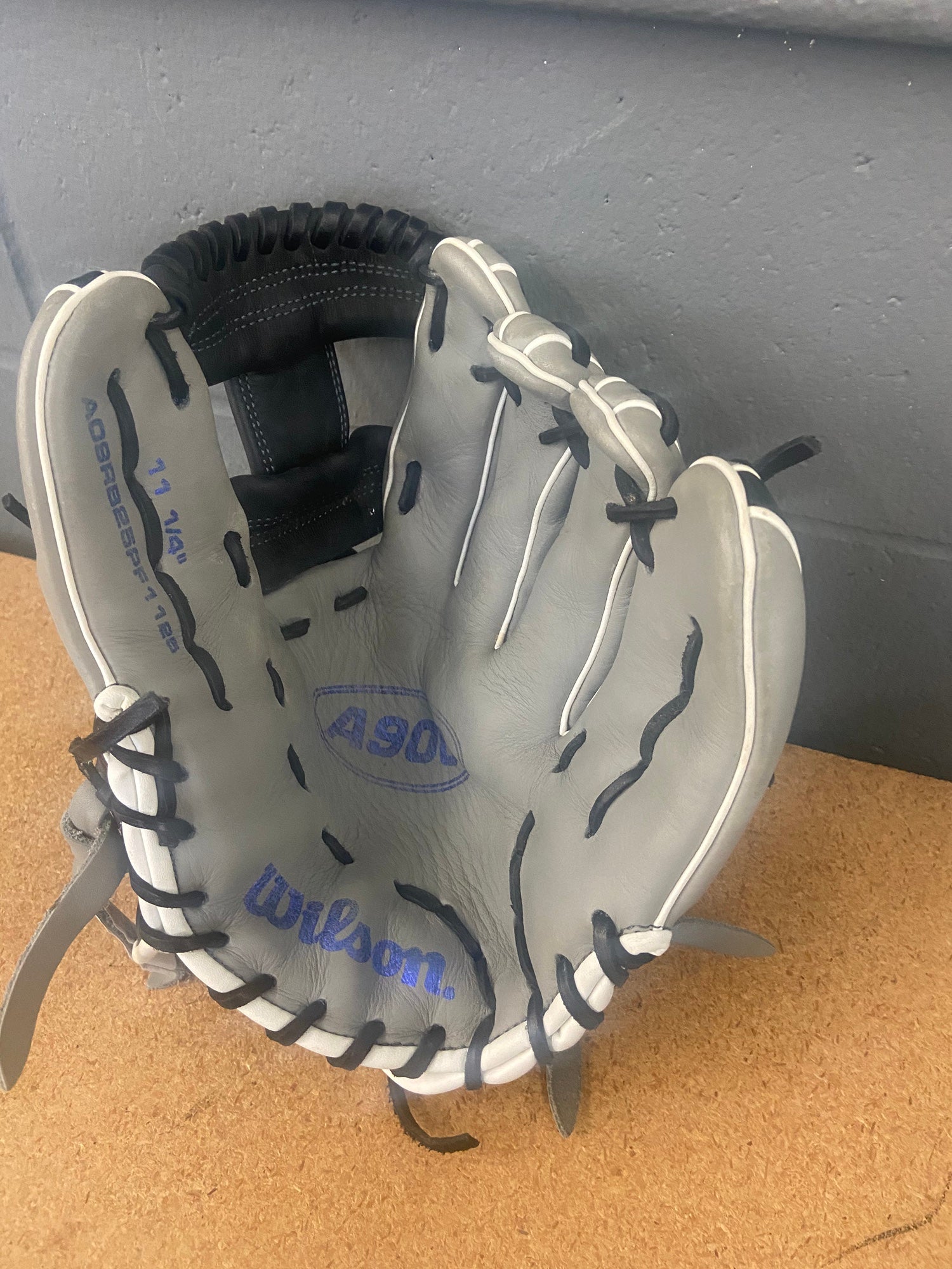 Wilson A300 RH Baseball Glove 11.25