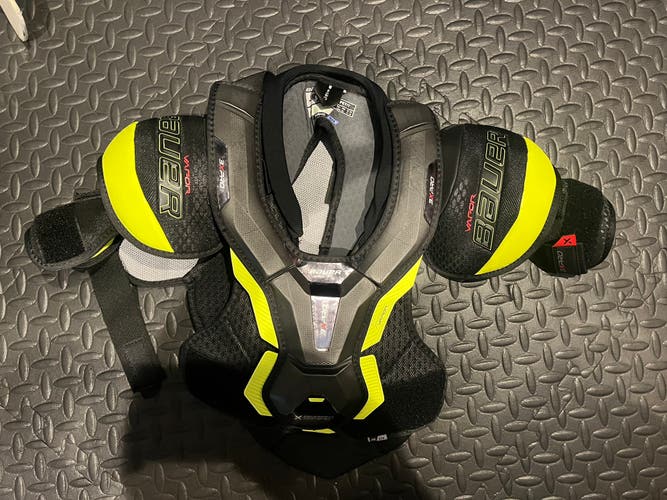 Men's Small Junior Bauer Vapor Shoulder Pads (New)