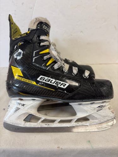 Black Bauer Supreme M4 Hockey Skates Regular Width Size 3.5 (Used)