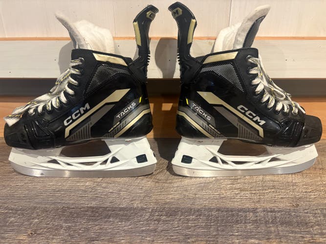 CCM Tacks Classic Hockey Skates Regular Width Size 4 (Used)