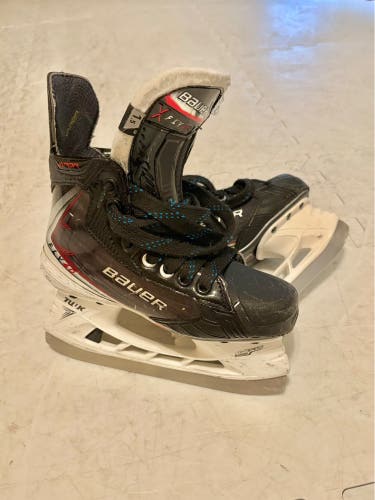 2025 Bauer Vapor Fly40 Hockey Skates Regular Width Size 1.5 (Used)