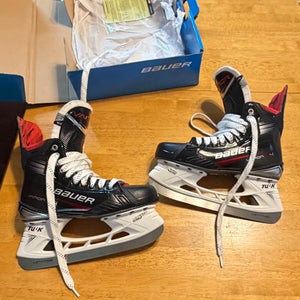 Black 2025 Bauer Vapor X4 Hockey Skates 7.5 (New)