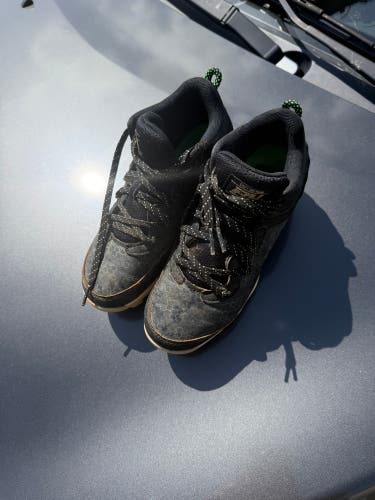 Black Kids 3.5Y (Big Kids / Youth) Youth Under Armour Cleats (Used)