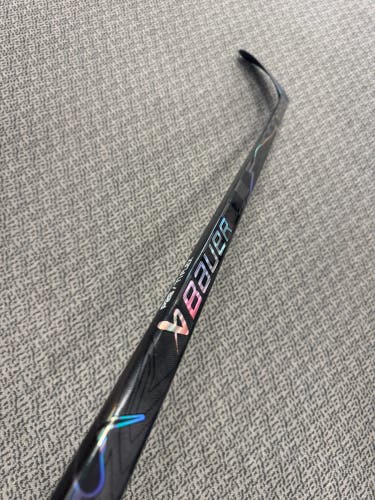 Senior Black Bauer Vapor Flylite Right Handed Hockey Stick P28 77 Flex (New)