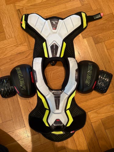 Medium Junior Bauer Vapor Hyperlite Shoulder Pads (Used)