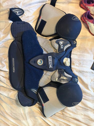 Men's Large Senior CCM Tacks Shoulder Pads (Used)