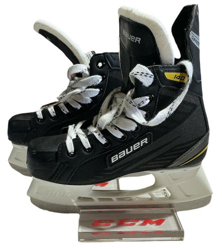 Junior Bauer Supreme 140 Hockey Skates Regular Width Size 2 (Used)