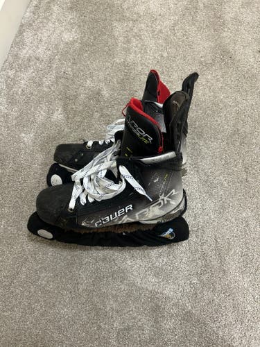 Bauer Vapor Hyperlite Hockey Skates Regular Width 6.5 (Used)