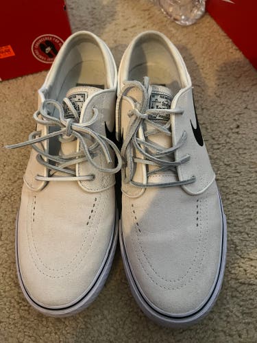 White Men's Size M 11.0 (W 12.0) Adult Nike SB Frame Shoes (Used)