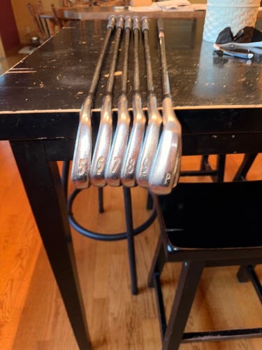 Men's 2010 Titleist 710 CB Right Handed Iron Set Stiff Flex 35.5" (Used)
