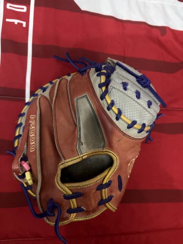 Wilson A2000 RH Catcher's Glove 33.5" (Used)