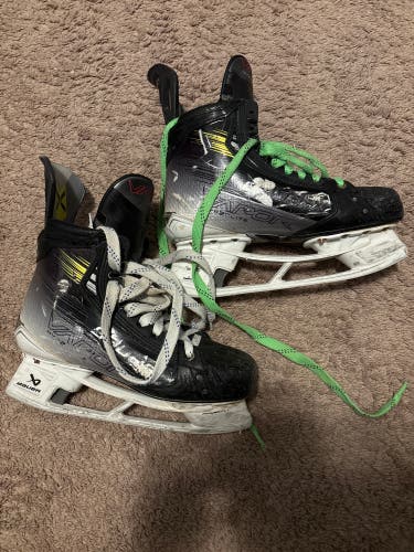 2023 Bauer Vapor Hyperlite 2 Hockey Skates 9 (Used)