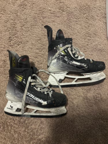 2023 Bauer Vapor Hyperlite 2 Hockey Skates 9 (Used)
