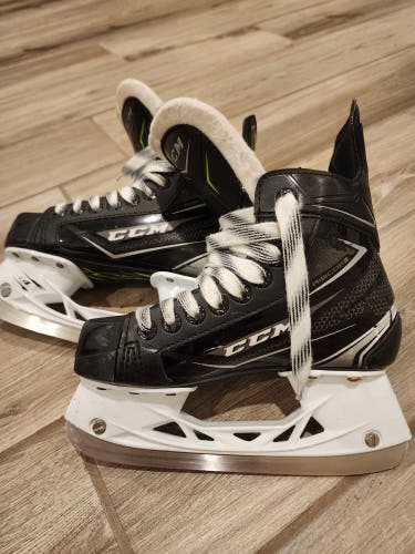 Black/White CCM Ribcor Hockey Skates Regular Width Size 1 (Used)