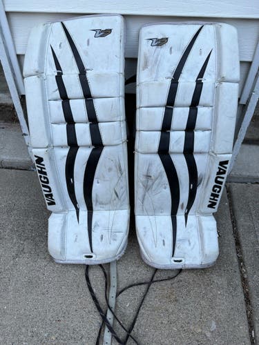 24" Vaughn V7 XR Goalie Leg Pads (Used)