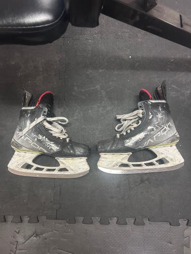 Black/White 2021 Bauer Vapor Hyperlite Hockey Skates Wide Width 7.5 (Used)
