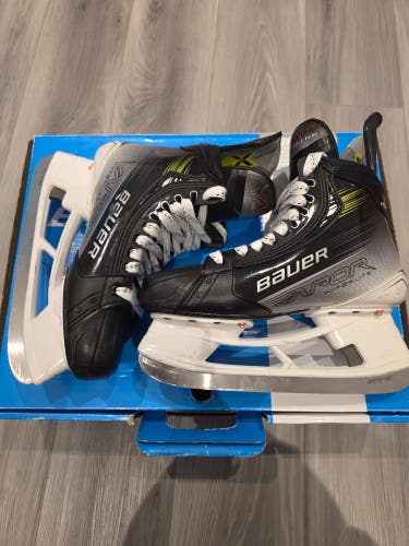 Bauer Vapor Hyperlite 2 Hockey Skates 8.5 Fit 2 (Lightly Used)