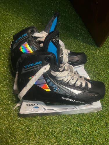 2021 True TF7 Hockey Goalie Skates Regular Width 7.5 (Used)